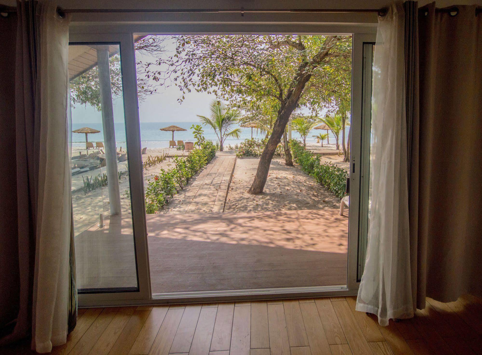 The Place Resort At Tokeh Beach Фритаун Экстерьер фото